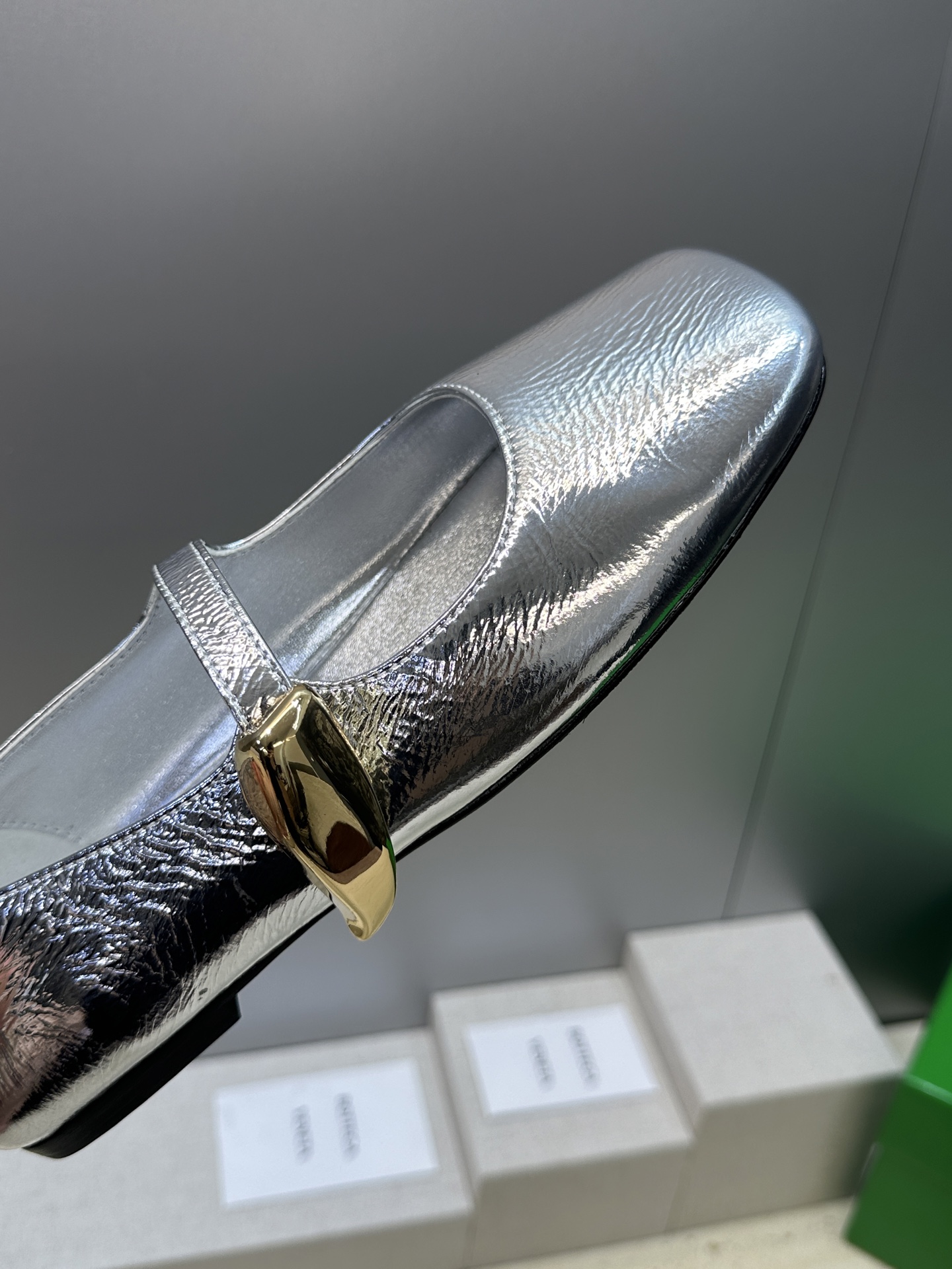 Bottega Veneta 葆蝶家2026春夏新款玛丽珍芭蕾舞女鞋 BV字母logo五金月牙扣平底方头