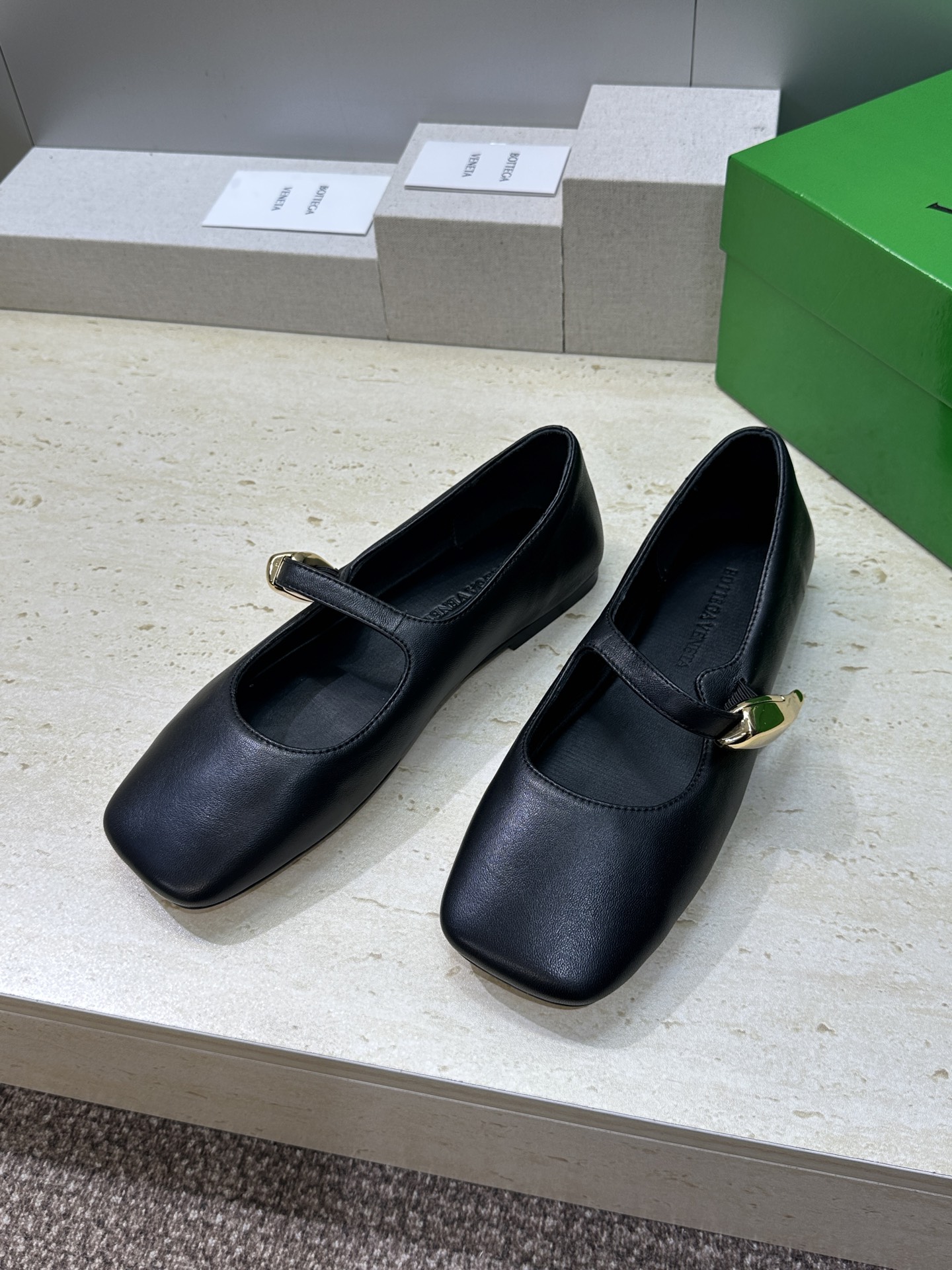 Bottega Veneta 葆蝶家2026春夏新款玛丽珍芭蕾舞女鞋 BV字母logo五金月牙扣平底方头