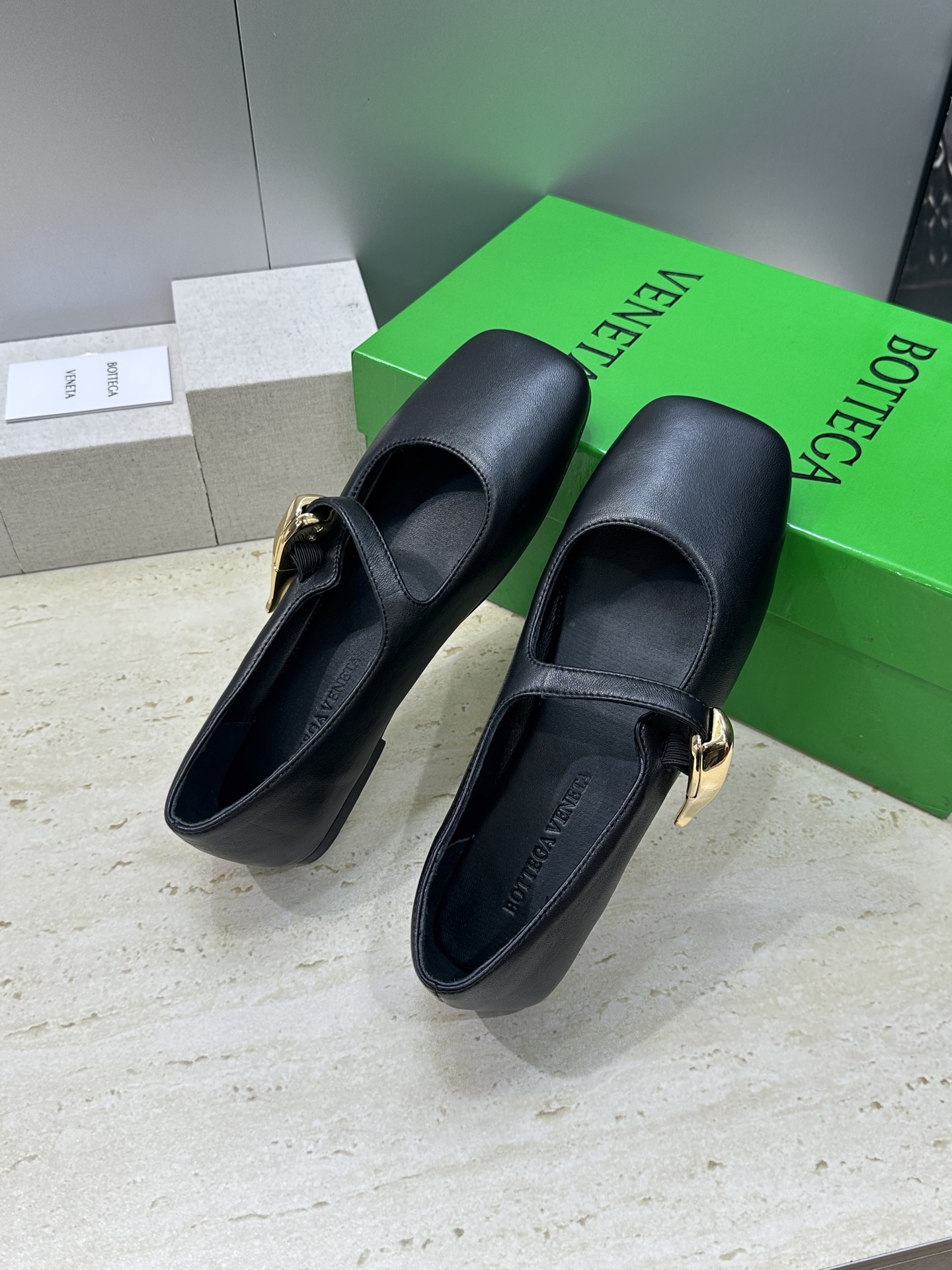 Bottega Veneta 葆蝶家2026春夏新款玛丽珍芭蕾舞女鞋 BV字母logo五金月牙扣平底方头
