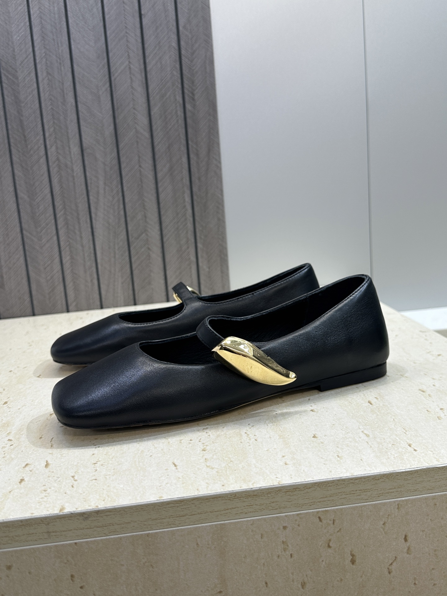Bottega Veneta 葆蝶家2026春夏新款玛丽珍芭蕾舞女鞋 BV字母logo五金月牙扣平底方头