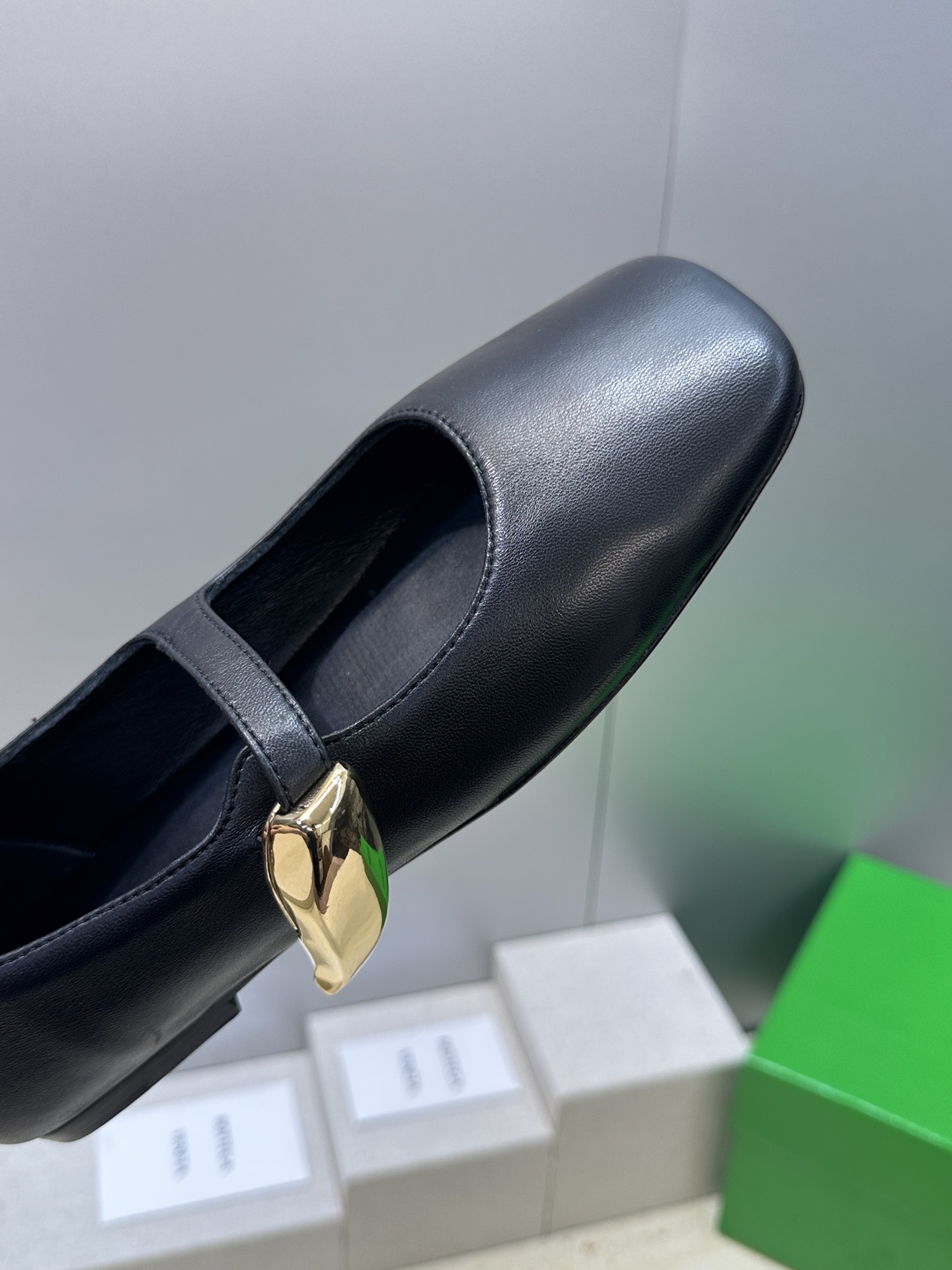 Bottega Veneta 葆蝶家2026春夏新款玛丽珍芭蕾舞女鞋 BV字母logo五金月牙扣平底方头