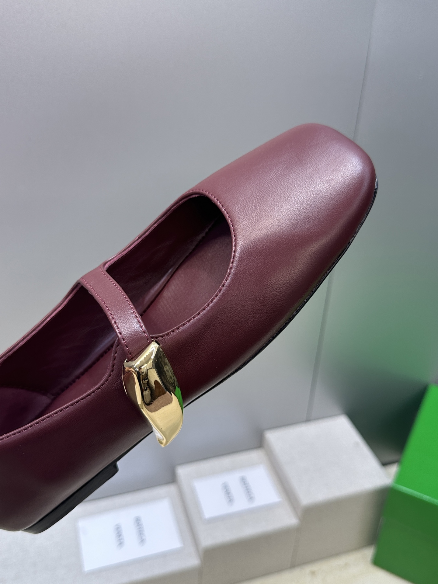 Bottega Veneta 葆蝶家2026春夏新款玛丽珍芭蕾舞女鞋 BV字母logo五金月牙扣平底方头