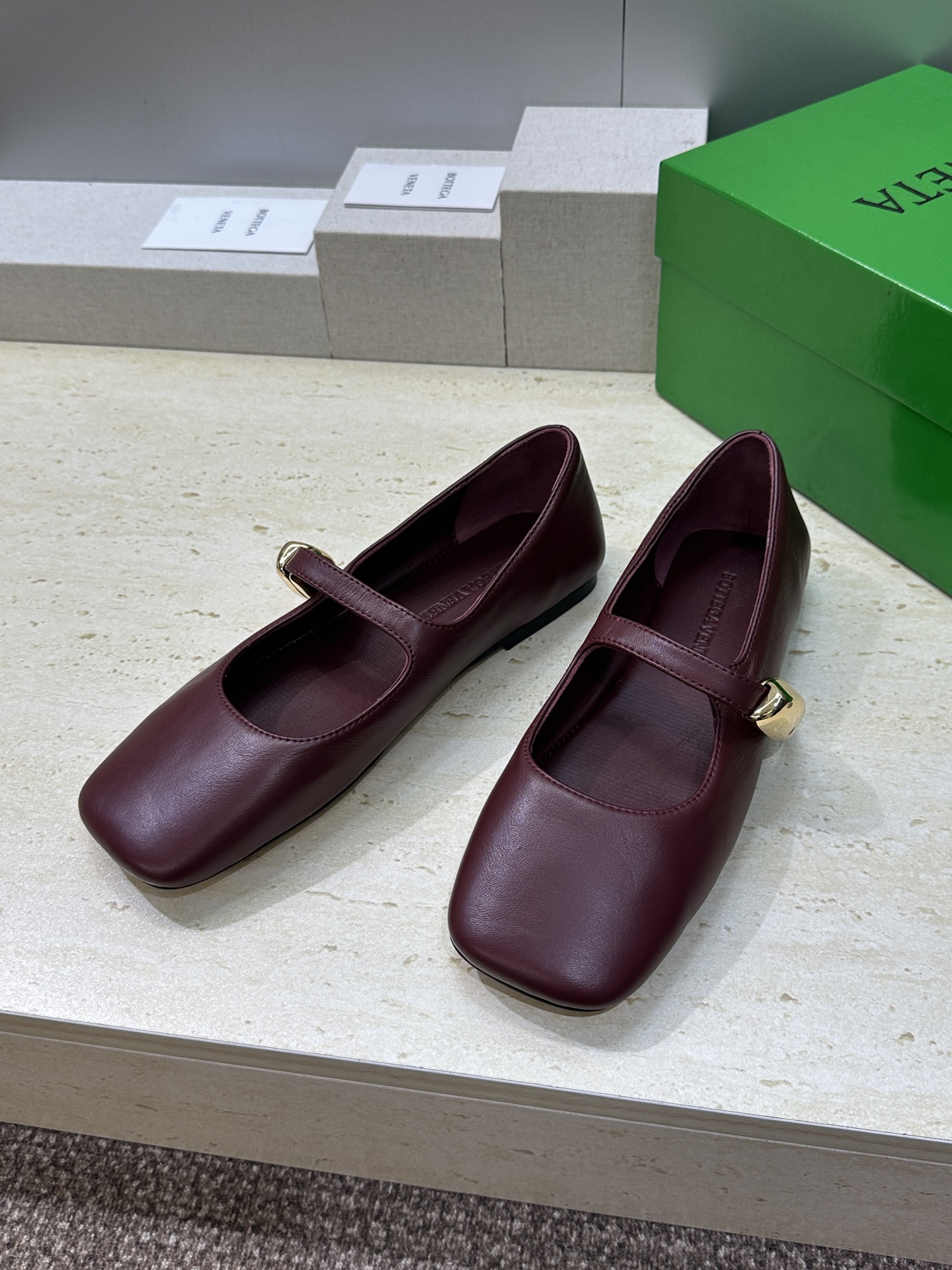 Bottega Veneta 葆蝶家2026春夏新款玛丽珍芭蕾舞女鞋 BV字母logo五金月牙扣平底方头