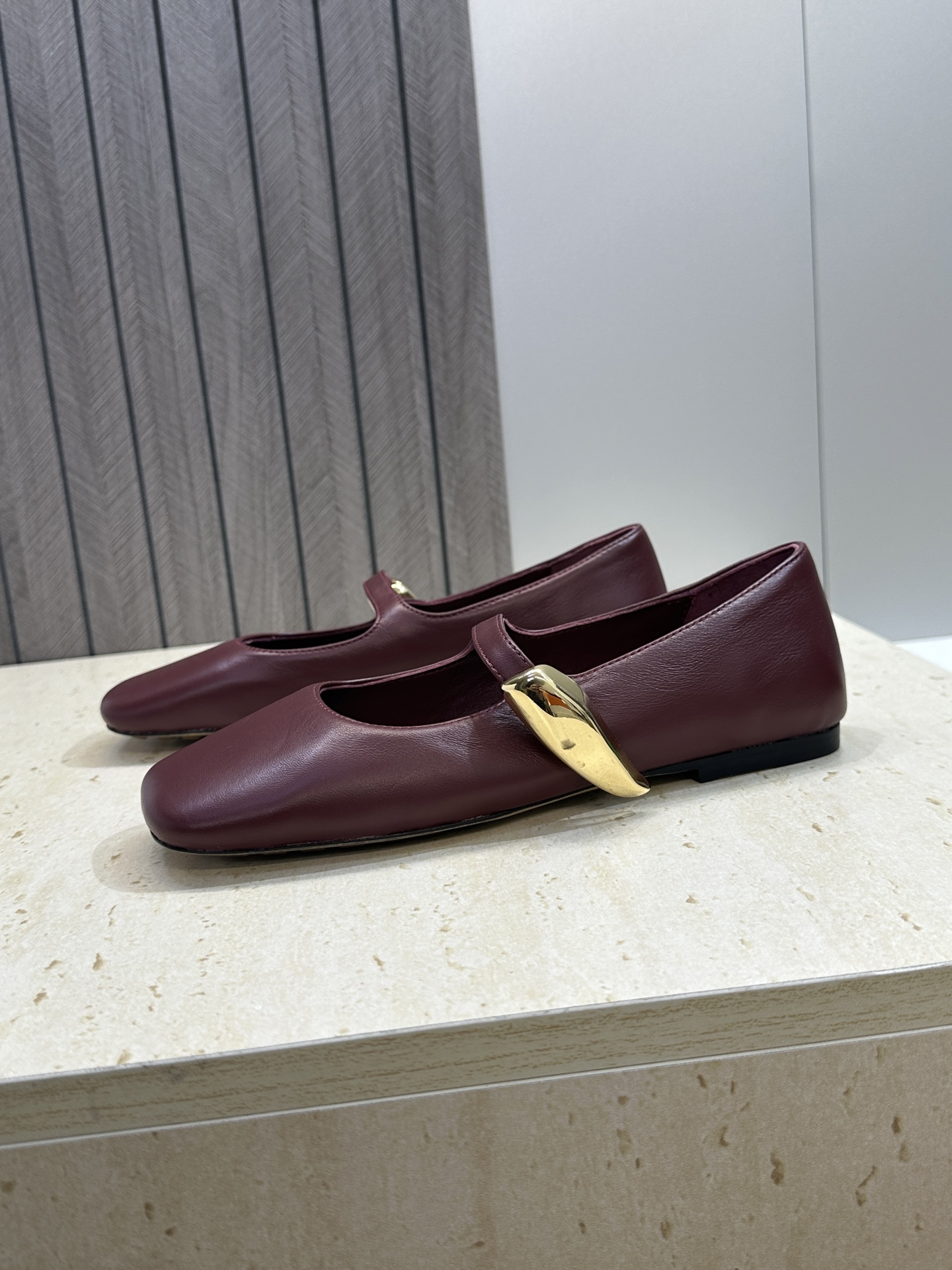 Bottega Veneta 葆蝶家2026春夏新款玛丽珍芭蕾舞女鞋 BV字母logo五金月牙扣平底方头