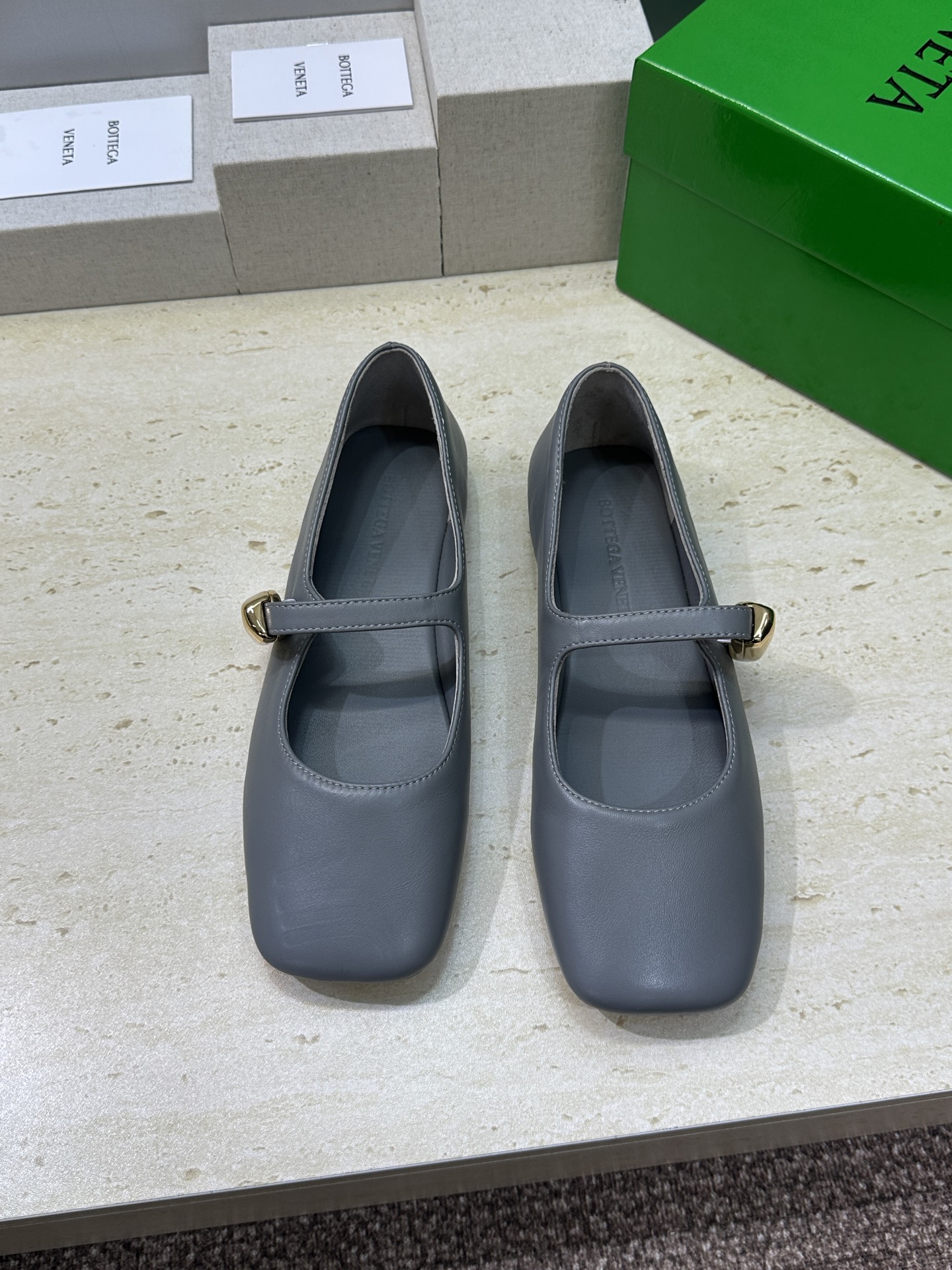 Bottega Veneta 葆蝶家2026春夏新款玛丽珍芭蕾舞女鞋 BV字母logo五金月牙扣平底方头