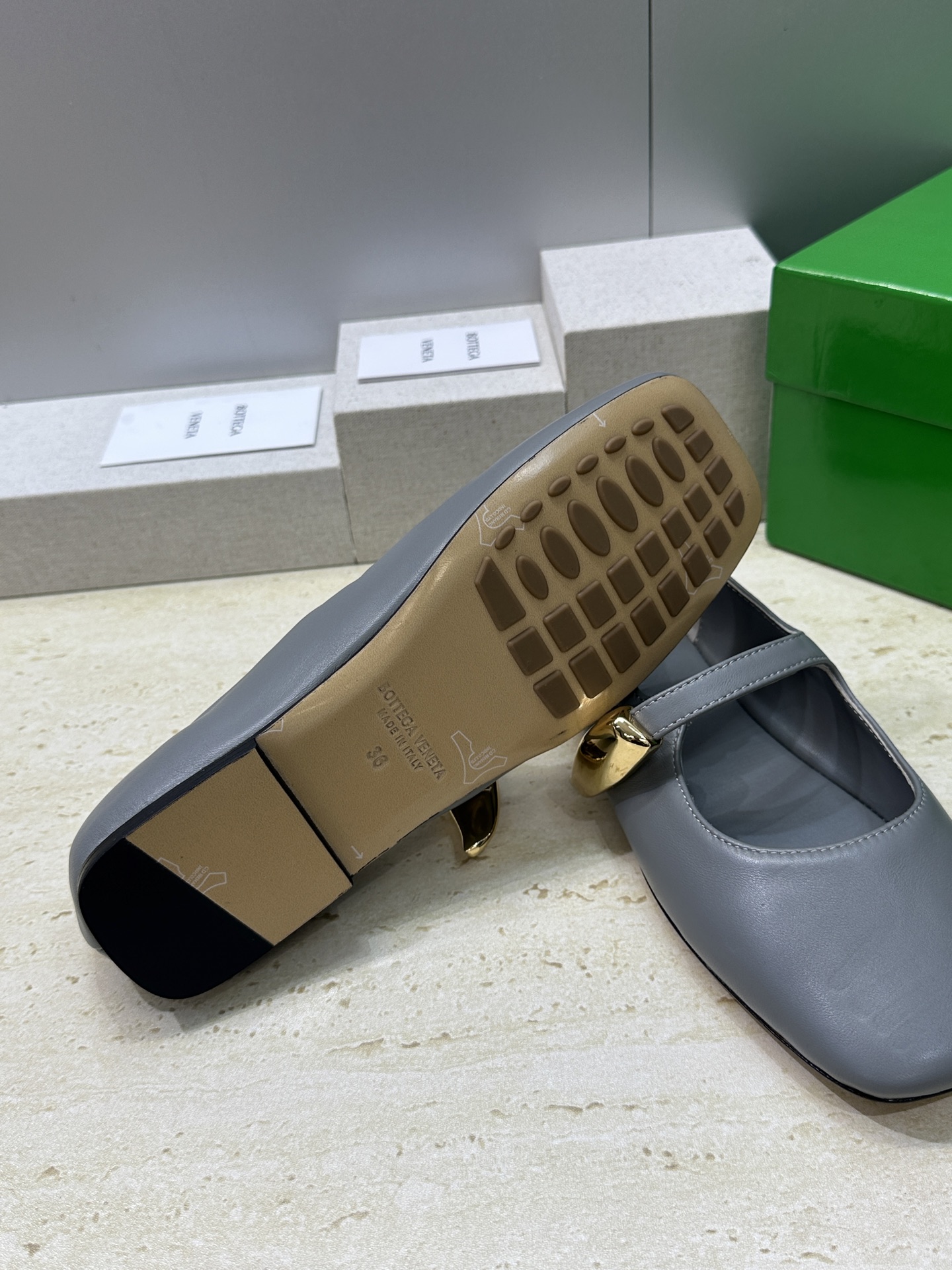 Bottega Veneta 葆蝶家2026春夏新款玛丽珍芭蕾舞女鞋 BV字母logo五金月牙扣平底方头