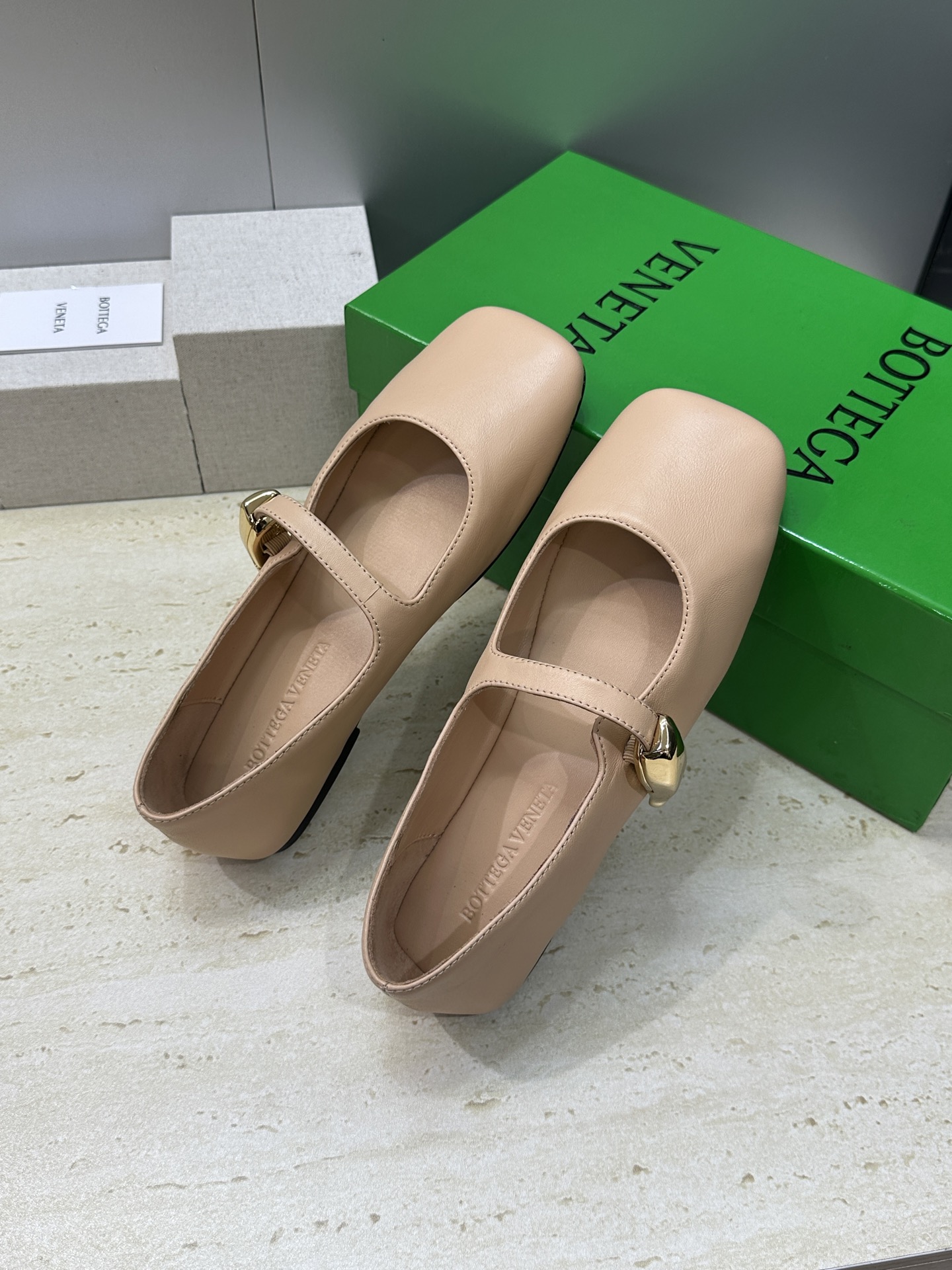 Bottega Veneta 葆蝶家2026春夏新款玛丽珍芭蕾舞女鞋 BV字母logo五金月牙扣平底方头