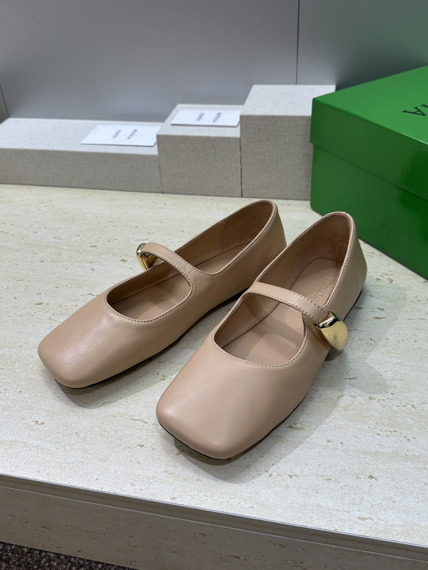 Bottega Veneta 葆蝶家2026春夏新款玛丽珍芭蕾舞女鞋 BV字母logo五金月牙扣平底方头