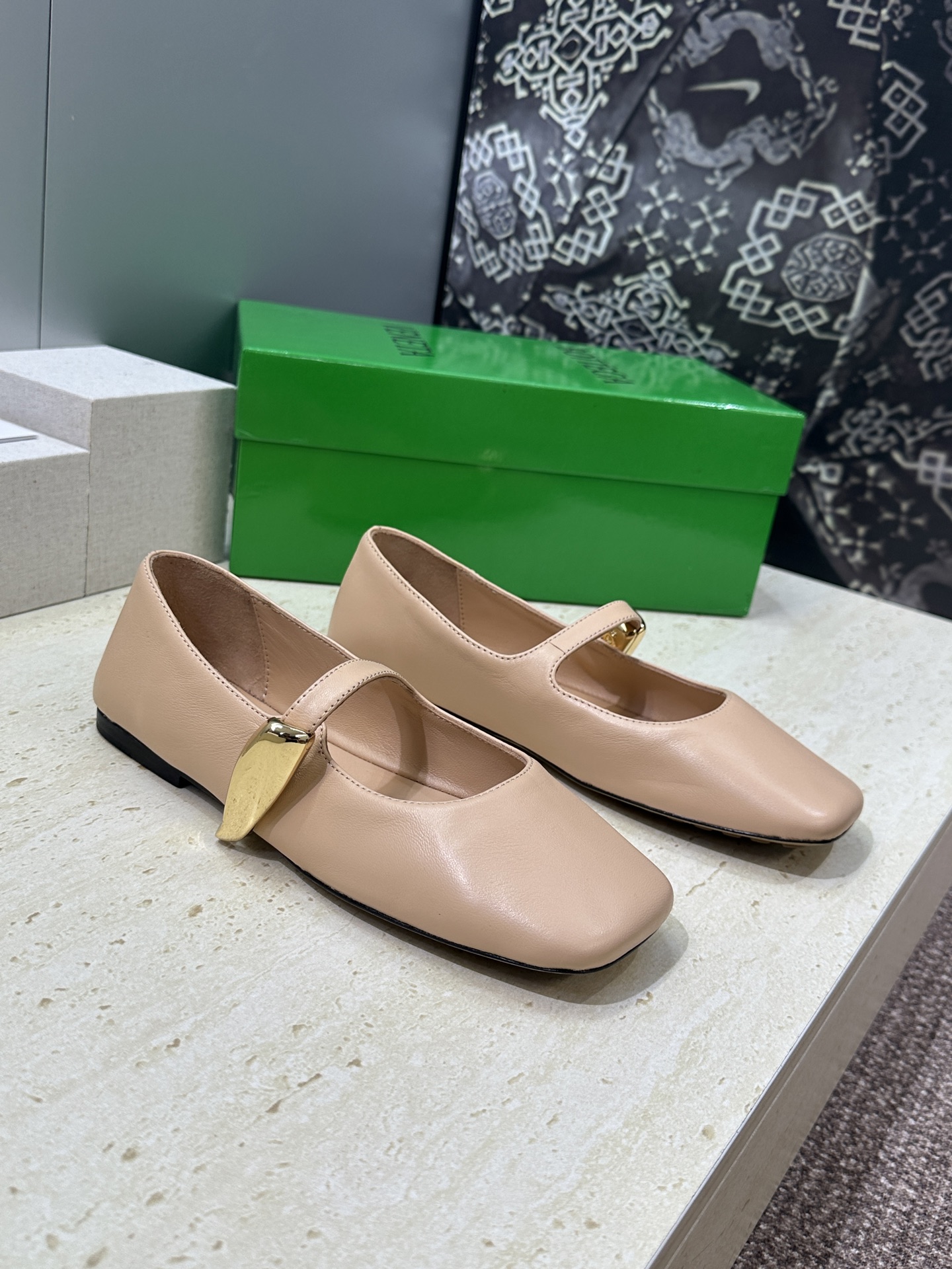 Bottega Veneta 葆蝶家2026春夏新款玛丽珍芭蕾舞女鞋 BV字母logo五金月牙扣平底方头