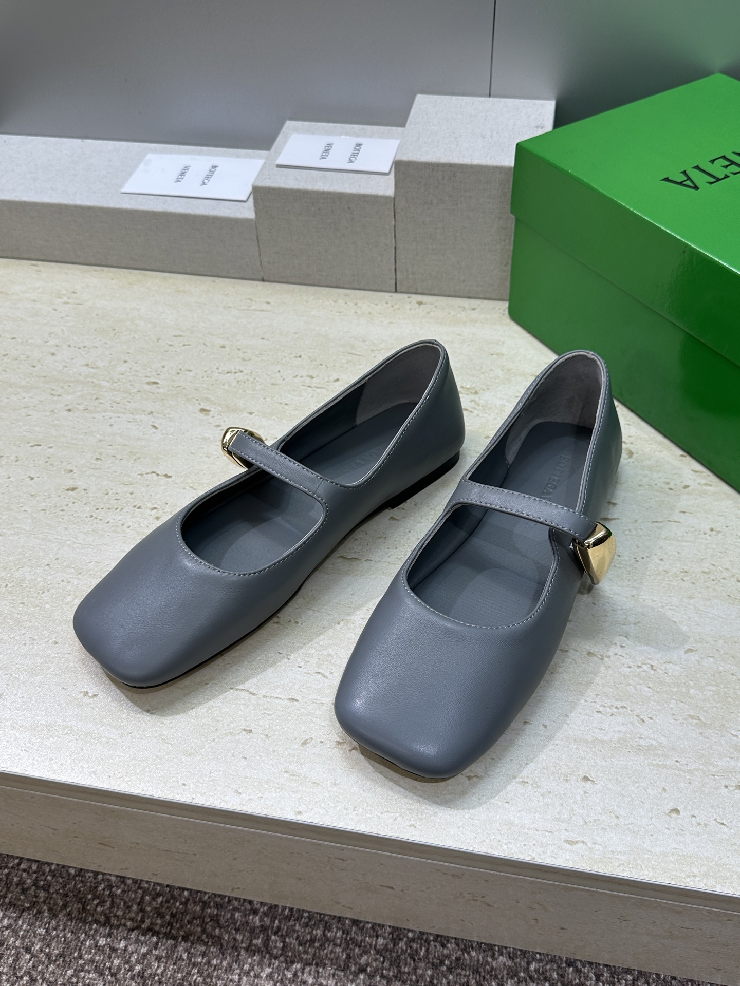 Bottega Veneta 葆蝶家2026春夏新款玛丽珍芭蕾舞女鞋 BV字母logo五金月牙扣平底方头