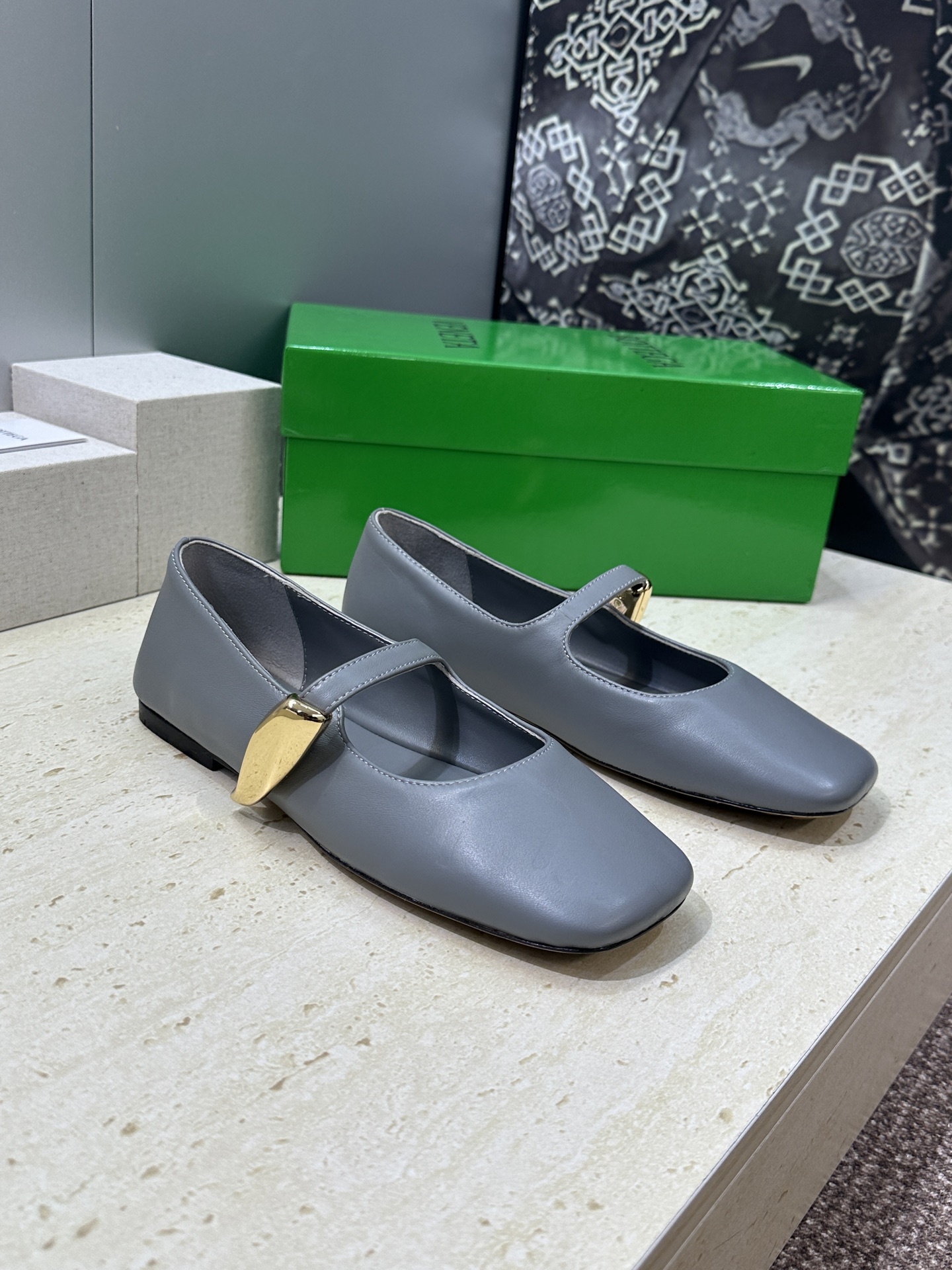 Bottega Veneta 葆蝶家2026春夏新款玛丽珍芭蕾舞女鞋 BV字母logo五金月牙扣平底方头