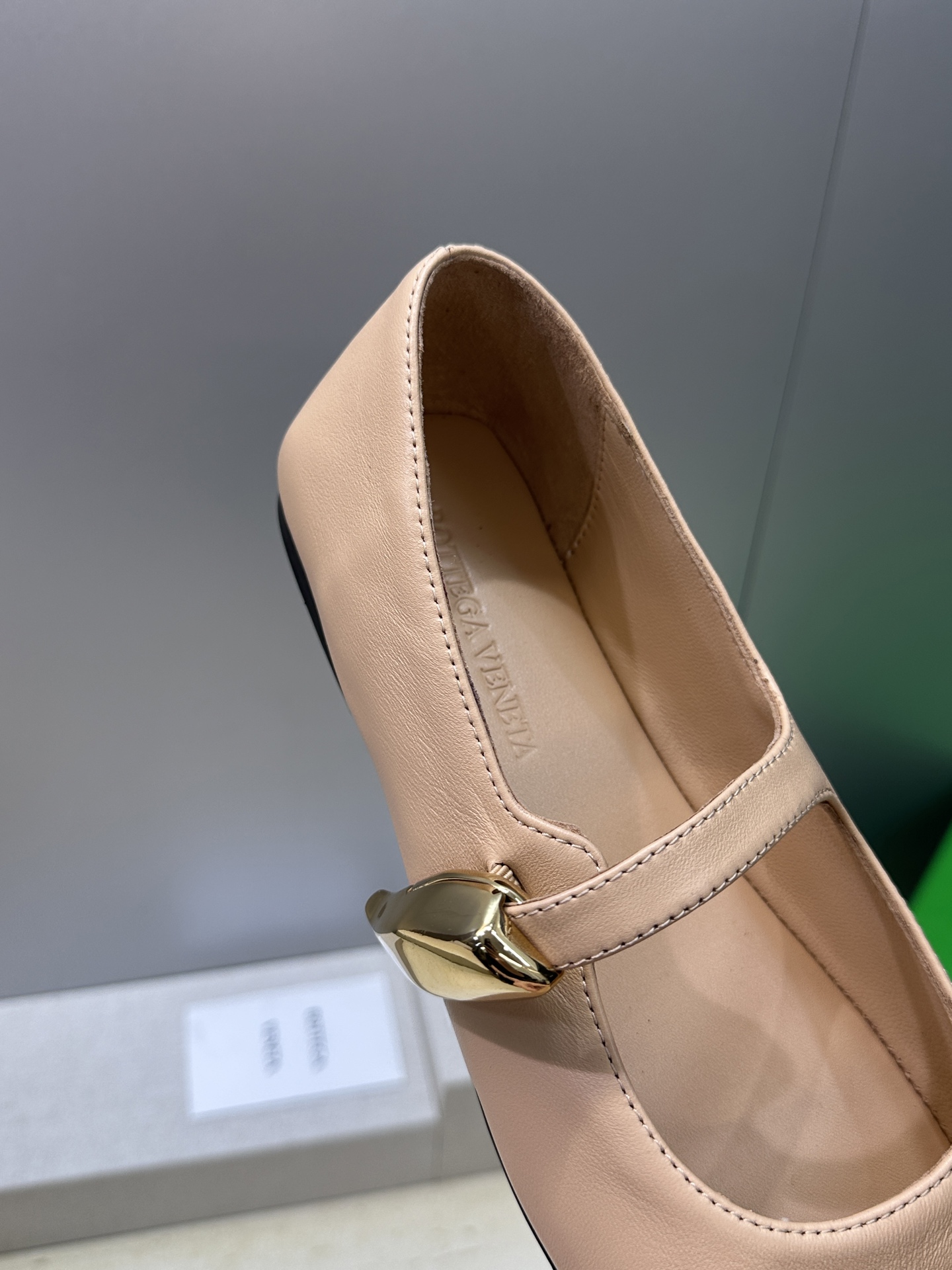 Bottega Veneta 葆蝶家2026春夏新款玛丽珍芭蕾舞女鞋 BV字母logo五金月牙扣平底方头