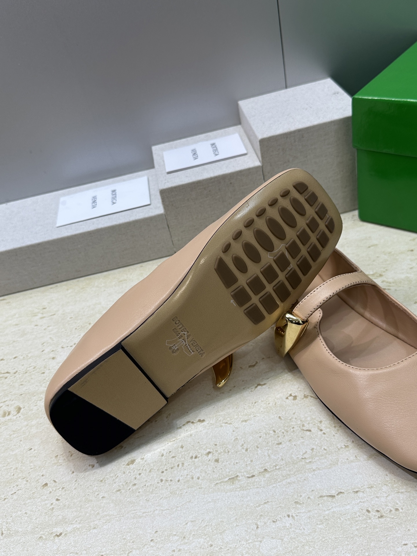 Bottega Veneta 葆蝶家2026春夏新款玛丽珍芭蕾舞女鞋 BV字母logo五金月牙扣平底方头