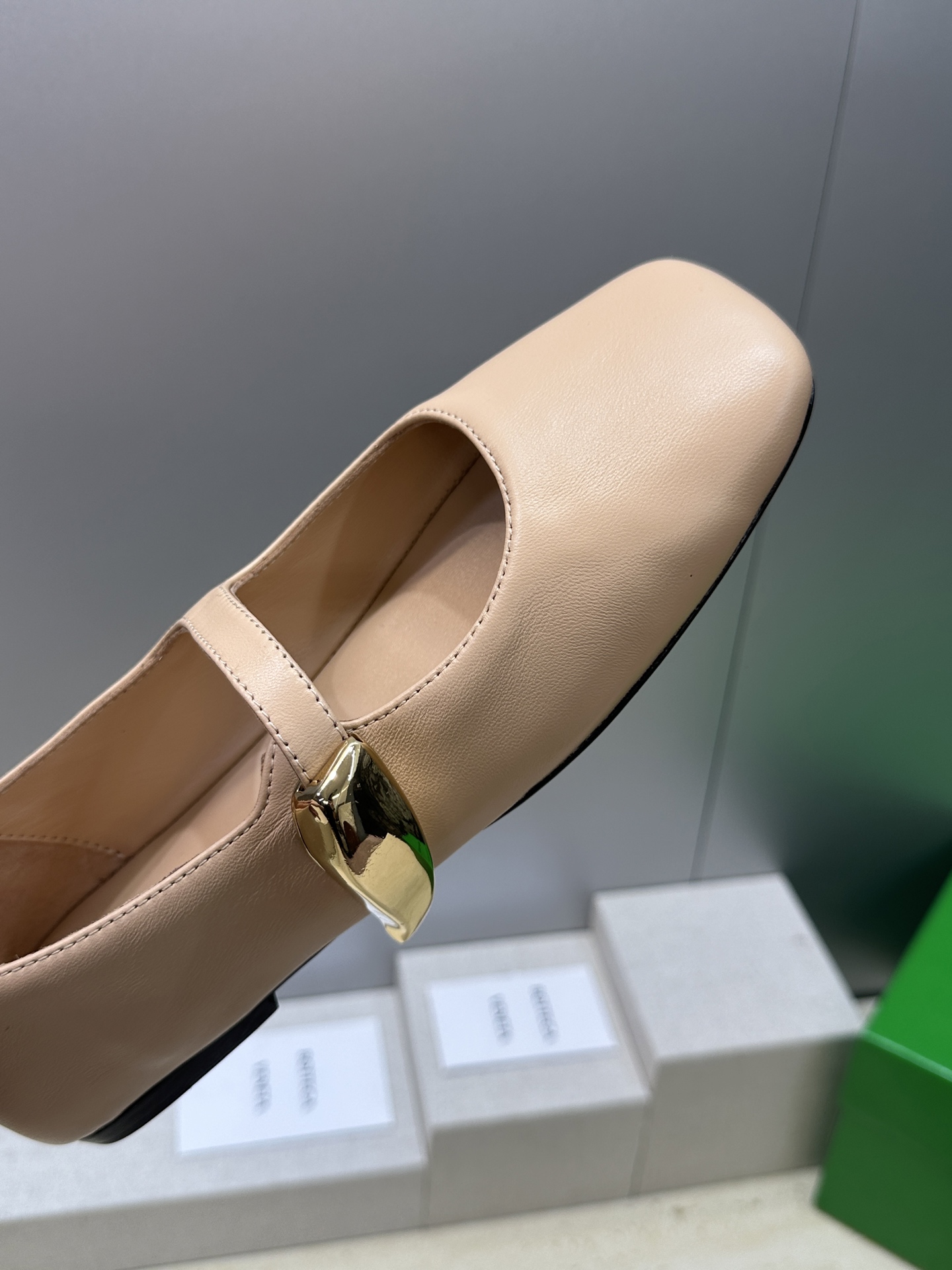 Bottega Veneta 葆蝶家2026春夏新款玛丽珍芭蕾舞女鞋 BV字母logo五金月牙扣平底方头