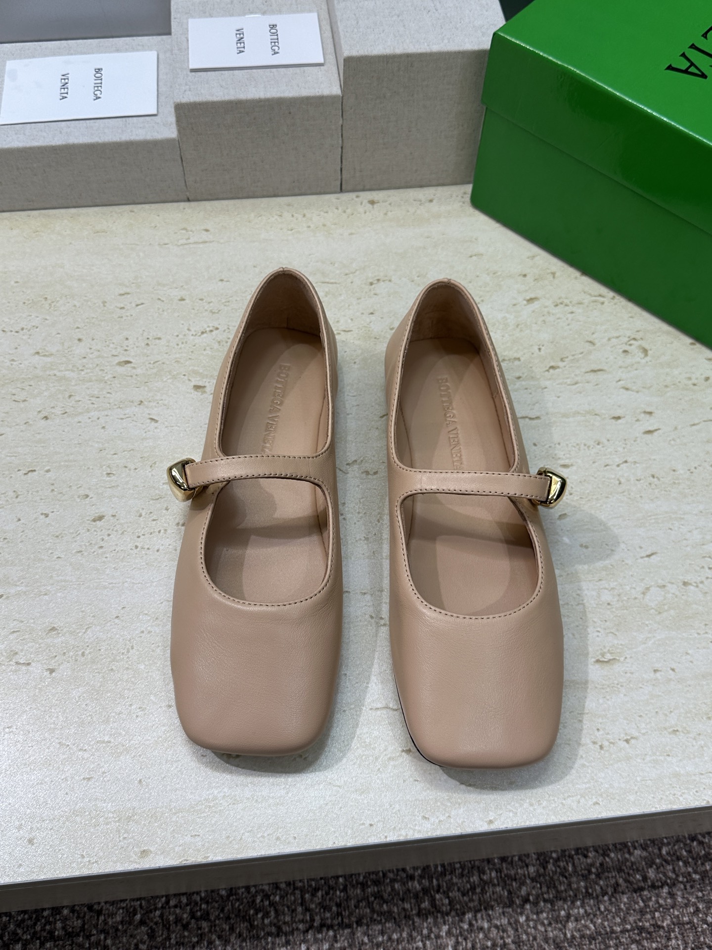 Bottega Veneta 葆蝶家2026春夏新款玛丽珍芭蕾舞女鞋 BV字母logo五金月牙扣平底方头