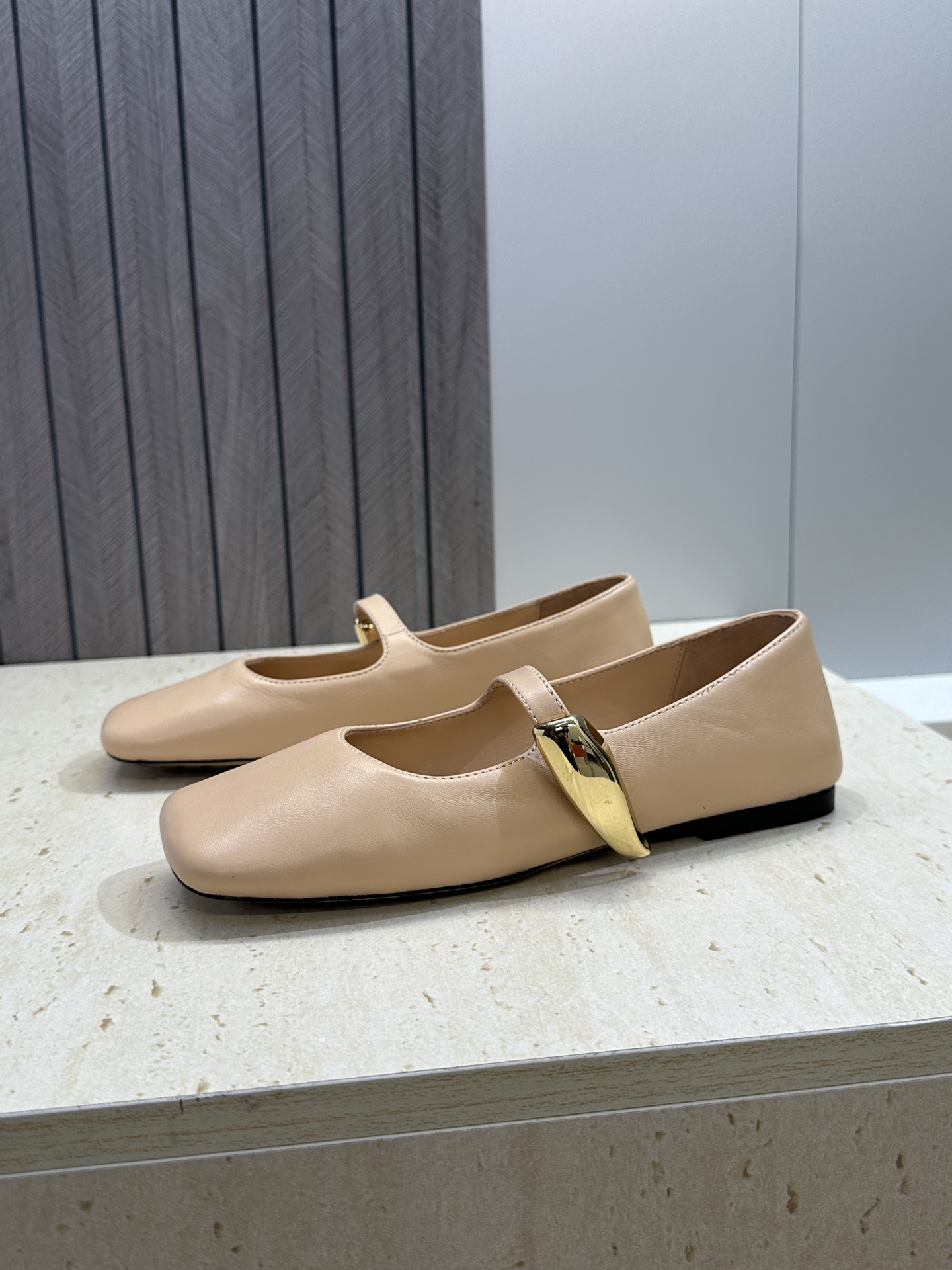 Bottega Veneta 葆蝶家2026春夏新款玛丽珍芭蕾舞女鞋 BV字母logo五金月牙扣平底方头