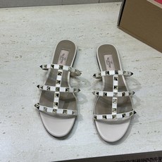 (配全套飞机盒)Valentino 春夏经典款时尚朋克风格三带铆钉粗跟女鞋 华伦天奴字母logo五金扣平 (配全套飞机盒)Valentino 春夏经典款时尚朋克风格三带铆钉粗跟女鞋 华伦天奴字母logo五金扣平