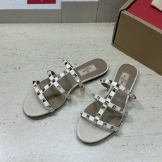 (配全套飞机盒)Valentino 春夏经典款时尚朋克风格三带铆钉粗跟女鞋 华伦天奴字母logo五金扣平 (配全套飞机盒)Valentino 春夏经典款时尚朋克风格三带铆钉粗跟女鞋 华伦天奴字母logo五金扣平