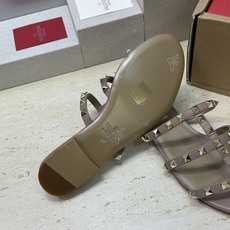 (配全套飞机盒)Valentino 春夏经典款时尚朋克风格三带铆钉粗跟女鞋 华伦天奴字母logo五金扣平 (配全套飞机盒)Valentino 春夏经典款时尚朋克风格三带铆钉粗跟女鞋 华伦天奴字母logo五金扣平
