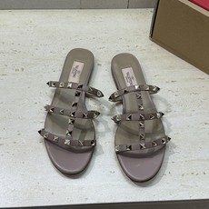 (配全套飞机盒)Valentino 春夏经典款时尚朋克风格三带铆钉粗跟女鞋 华伦天奴字母logo五金扣平 (配全套飞机盒)Valentino 春夏经典款时尚朋克风格三带铆钉粗跟女鞋 华伦天奴字母logo五金扣平