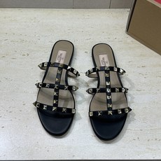 (配全套飞机盒)Valentino 春夏经典款时尚朋克风格三带铆钉粗跟女鞋 华伦天奴字母logo五金扣平 (配全套飞机盒)Valentino 春夏经典款时尚朋克风格三带铆钉粗跟女鞋 华伦天奴字母logo五金扣平