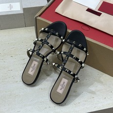 (配全套飞机盒)Valentino 春夏经典款时尚朋克风格三带铆钉粗跟女鞋 华伦天奴字母logo五金扣平 (配全套飞机盒)Valentino 春夏经典款时尚朋克风格三带铆钉粗跟女鞋 华伦天奴字母logo五金扣平