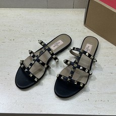 (配全套飞机盒)Valentino 春夏经典款时尚朋克风格三带铆钉粗跟女鞋 华伦天奴字母logo五金扣平 (配全套飞机盒)Valentino 春夏经典款时尚朋克风格三带铆钉粗跟女鞋 华伦天奴字母logo五金扣平