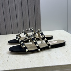 (配全套飞机盒)Valentino 春夏经典款时尚朋克风格三带铆钉粗跟女鞋 华伦天奴字母logo五金扣平 (配全套飞机盒)Valentino 春夏经典款时尚朋克风格三带铆钉粗跟女鞋 华伦天奴字母logo五金扣平