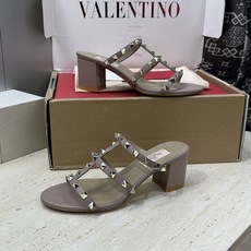 (配全套飞机盒)Valentino 春夏经典款时尚朋克风格三带铆钉粗跟女鞋 华伦天奴字母logo五金扣平 (配全套飞机盒)Valentino 春夏经典款时尚朋克风格三带铆钉粗跟女鞋 华伦天奴字母logo五金扣平