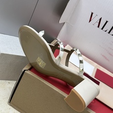 (配全套飞机盒)Valentino 春夏经典款时尚朋克风格三带铆钉粗跟女鞋 华伦天奴字母logo五金扣平 (配全套飞机盒)Valentino 春夏经典款时尚朋克风格三带铆钉粗跟女鞋 华伦天奴字母logo五金扣平