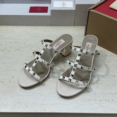 (配全套飞机盒)Valentino 春夏经典款时尚朋克风格三带铆钉粗跟女鞋 华伦天奴字母logo五金扣平 (配全套飞机盒)Valentino 春夏经典款时尚朋克风格三带铆钉粗跟女鞋 华伦天奴字母logo五金扣平