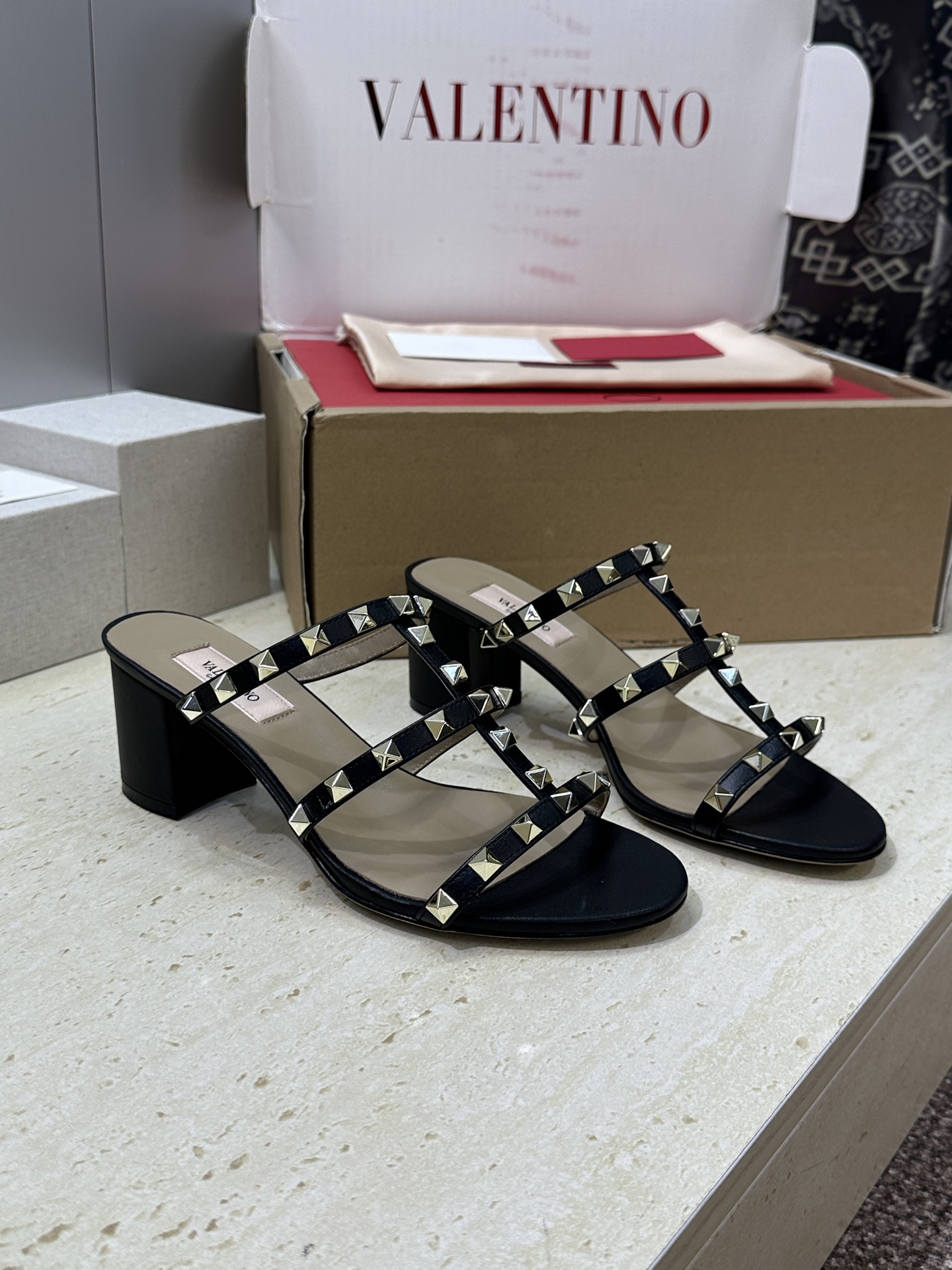 NO:869532,(With a complete set of airplane cases) Valentino spring and summer classic fashion punk style three-strap rivet thick heel women's shoes Valentino letter logo hardware buckle flat round toe sandals Material upper imported calfskin + water-dyed sheepskin lining + Italian genuine leather outsole Heel height: flat / thick heel 6.5CM  SIZE34-42 (34.40.41.42 customization is not returnable), slippers, valentino, valentino, slippers, cowhide, sheepskin, Leather soles19860909(配全套飞机盒) Valentino 春夏经典款时尚朋克风格三带铆钉粗跟女鞋 华伦天奴字母logo五金扣平底圆头凉拖鞋 材质鞋面进口小牛皮+水染羊皮内里+意大利真皮大底 跟高:平底/粗跟6.5CM SIZE34-42(34.40.41.42定制不退换）,拖鞋,valentino,valentino,slippers,cowhide,sheepskin,Leather soles,Women's Shoes