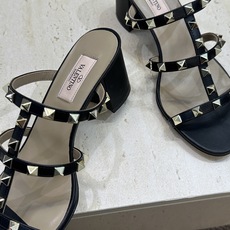 (配全套飞机盒)Valentino 春夏经典款时尚朋克风格三带铆钉粗跟女鞋 华伦天奴字母logo五金扣平 (配全套飞机盒)Valentino 春夏经典款时尚朋克风格三带铆钉粗跟女鞋 华伦天奴字母logo五金扣平