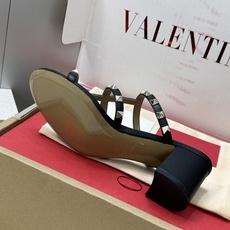 (配全套飞机盒)Valentino 春夏经典款时尚朋克风格三带铆钉粗跟女鞋 华伦天奴字母logo五金扣平 (配全套飞机盒)Valentino 春夏经典款时尚朋克风格三带铆钉粗跟女鞋 华伦天奴字母logo五金扣平