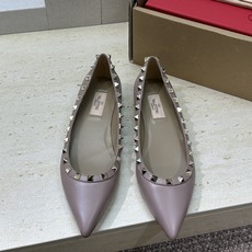 (配全套飞机盒)顶级版 Valentino 春夏经典款时尚朋克风格铆钉女鞋 华伦天奴字母logo五金扣平 (配全套飞机盒)顶级版 Valentino 春夏经典款时尚朋克风格铆钉女鞋 华伦天奴字母logo五金扣平