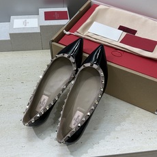 (配全套飞机盒)顶级版 Valentino 春夏经典款时尚朋克风格铆钉女鞋 华伦天奴字母logo五金扣平 (配全套飞机盒)顶级版 Valentino 春夏经典款时尚朋克风格铆钉女鞋 华伦天奴字母logo五金扣平