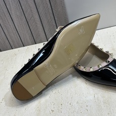(配全套飞机盒)顶级版 Valentino 春夏经典款时尚朋克风格铆钉女鞋 华伦天奴字母logo五金扣平 (配全套飞机盒)顶级版 Valentino 春夏经典款时尚朋克风格铆钉女鞋 华伦天奴字母logo五金扣平