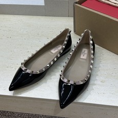 (配全套飞机盒)顶级版 Valentino 春夏经典款时尚朋克风格铆钉女鞋 华伦天奴字母logo五金扣平 (配全套飞机盒)顶级版 Valentino 春夏经典款时尚朋克风格铆钉女鞋 华伦天奴字母logo五金扣平