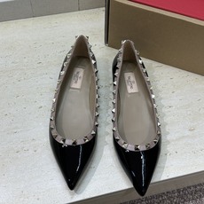 (配全套飞机盒)顶级版 Valentino 春夏经典款时尚朋克风格铆钉女鞋 华伦天奴字母logo五金扣平 (配全套飞机盒)顶级版 Valentino 春夏经典款时尚朋克风格铆钉女鞋 华伦天奴字母logo五金扣平