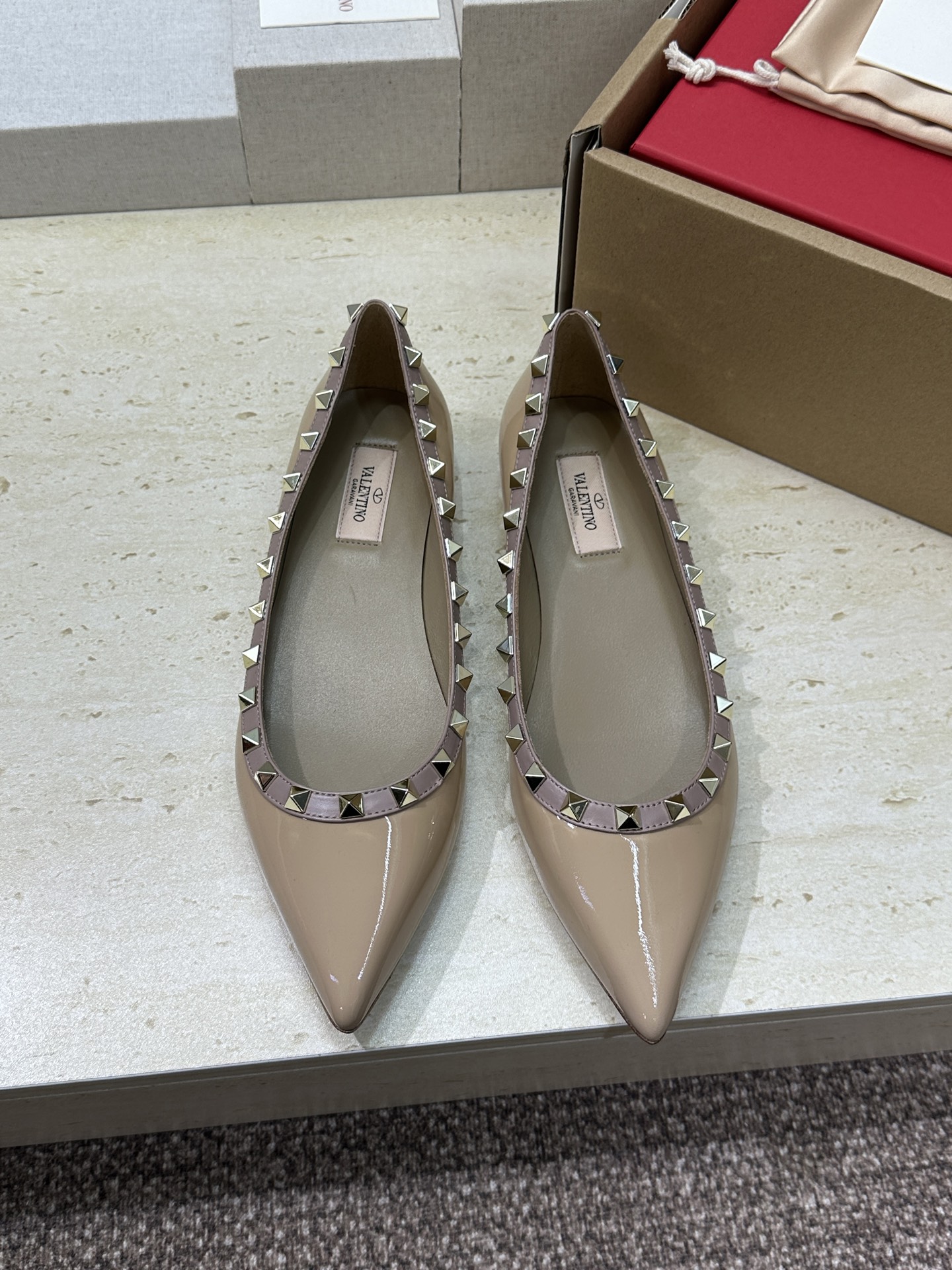 (配全套飞机盒)顶级版 Valentino 春夏经典款时尚朋克风格铆钉女鞋 华伦天奴字母logo五金扣平