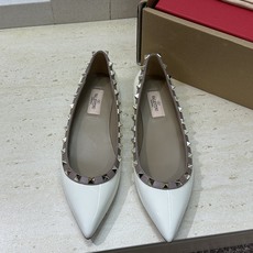 (配全套飞机盒)顶级版 Valentino 春夏经典款时尚朋克风格铆钉女鞋 华伦天奴字母logo五金扣平 (配全套飞机盒)顶级版 Valentino 春夏经典款时尚朋克风格铆钉女鞋 华伦天奴字母logo五金扣平