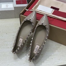 (配全套飞机盒)顶级版 Valentino 春夏经典款时尚朋克风格铆钉女鞋 华伦天奴字母logo五金扣平 (配全套飞机盒)顶级版 Valentino 春夏经典款时尚朋克风格铆钉女鞋 华伦天奴字母logo五金扣平