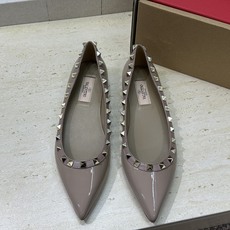 (配全套飞机盒)顶级版 Valentino 春夏经典款时尚朋克风格铆钉女鞋 华伦天奴字母logo五金扣平 (配全套飞机盒)顶级版 Valentino 春夏经典款时尚朋克风格铆钉女鞋 华伦天奴字母logo五金扣平