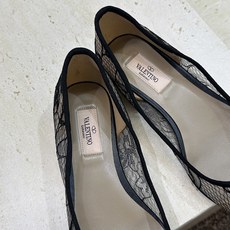(配全套飞机盒)顶级版 Valentino 春夏经典款时尚气质蕾丝女鞋 华伦天奴字母logo平底尖头蝴蝶 (配全套飞机盒)顶级版 Valentino 春夏经典款时尚气质蕾丝女鞋 华伦天奴字母logo平底尖头蝴蝶