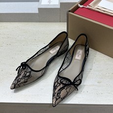 (配全套飞机盒)顶级版 Valentino 春夏经典款时尚气质蕾丝女鞋 华伦天奴字母logo平底尖头蝴蝶 (配全套飞机盒)顶级版 Valentino 春夏经典款时尚气质蕾丝女鞋 华伦天奴字母logo平底尖头蝴蝶