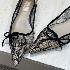 (配全套飞机盒)顶级版 Valentino 春夏经典款时尚气质蕾丝女鞋 华伦天奴字母logo平底尖头蝴蝶 (配全套飞机盒)顶级版 Valentino 春夏经典款时尚气质蕾丝女鞋 华伦天奴字母logo平底尖头蝴蝶