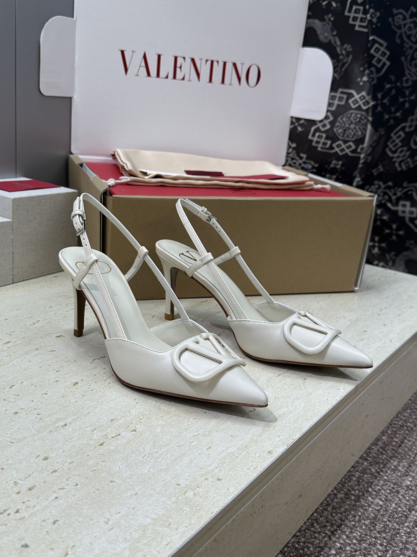 (配全套飞机盒)顶级版 Valentino 春夏经典款时尚气质女鞋 华伦天奴字母logo五金扣尖头高跟穆