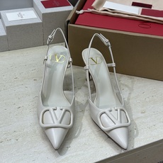 (配全套飞机盒)顶级版 Valentino 春夏经典款时尚气质女鞋 华伦天奴字母logo五金扣尖头高跟穆 (配全套飞机盒)顶级版 Valentino 春夏经典款时尚气质女鞋 华伦天奴字母logo五金扣尖头高跟穆
