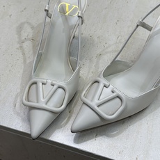 (配全套飞机盒)顶级版 Valentino 春夏经典款时尚气质女鞋 华伦天奴字母logo五金扣尖头高跟穆 (配全套飞机盒)顶级版 Valentino 春夏经典款时尚气质女鞋 华伦天奴字母logo五金扣尖头高跟穆