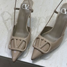 (配全套飞机盒)顶级版 Valentino 春夏经典款时尚气质女鞋 华伦天奴字母logo五金扣尖头高跟穆 (配全套飞机盒)顶级版 Valentino 春夏经典款时尚气质女鞋 华伦天奴字母logo五金扣尖头高跟穆